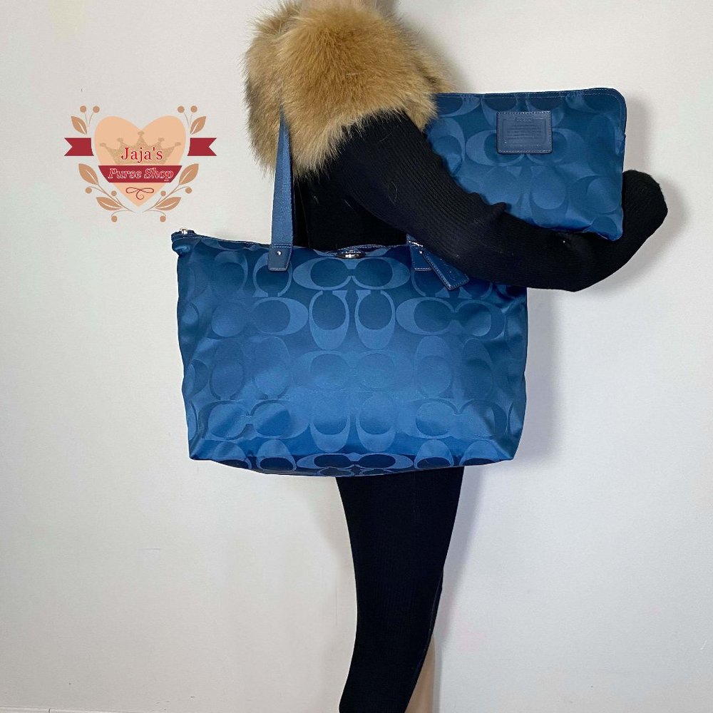 ❤️❤️SOLD❤️❤️Coach Sig Nylon Bag & Snap Pouch💙 - Picture 14 of 16